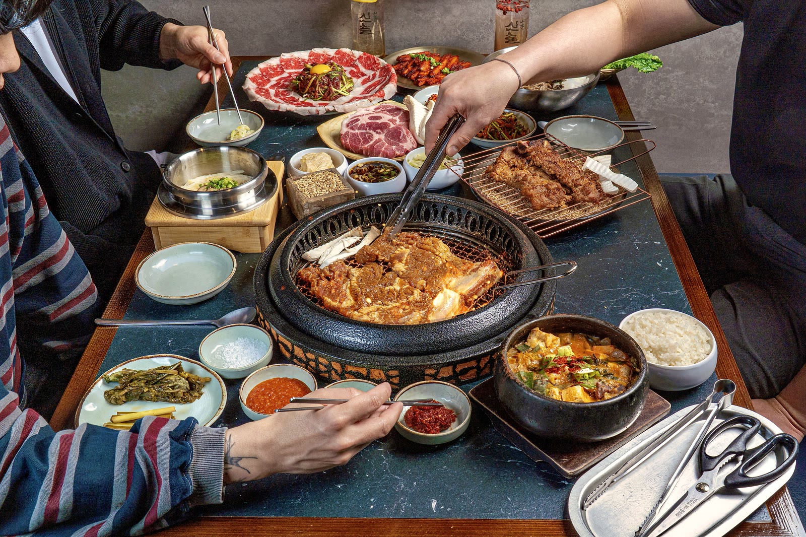 산솔 신논현점 대표 한 상 — 불판 위 숙성 돼지구이와 강원도식 곁들임, the signature aged-pork Korean BBQ table (신논현 맛집 · 烤肉) of Sansol near Sinnonhyeon Station, Gangnam, Seoul